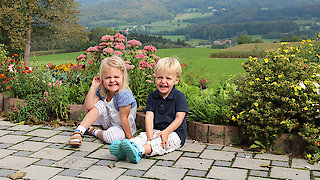Kinder freuen sich über Abenteuer auf dem Bauernhof im Herbst